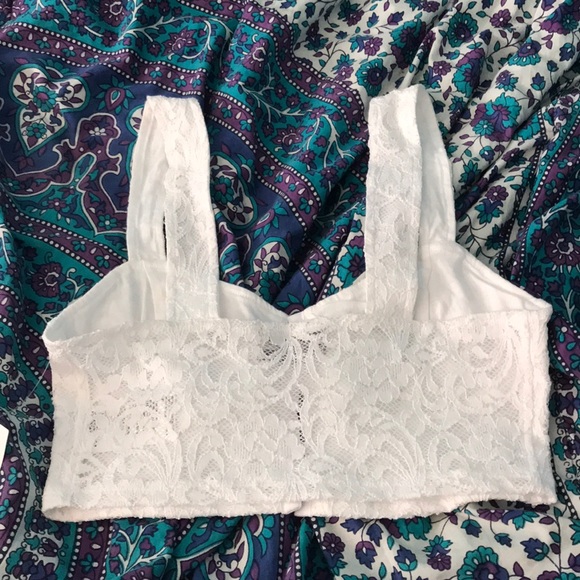 White lace hook and eye crop top. - Picture 2 of 2